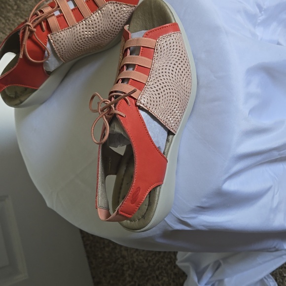 Shoes - Picture 2 of 8